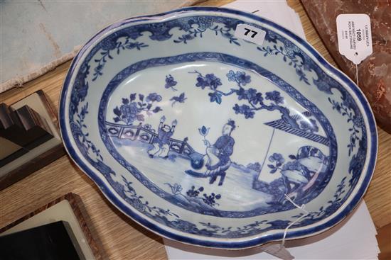 An 18th century Chinese export blue and white bowl L.31cm